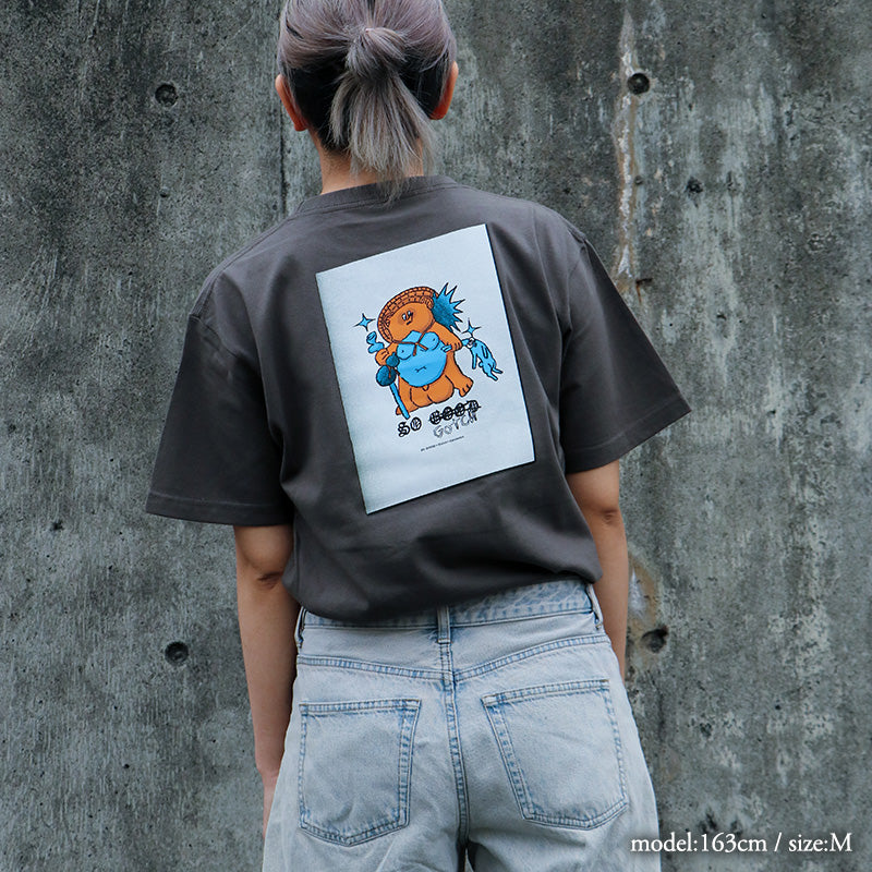 Gotch × SO GOOD × daisketch コラボTシャツ(背面イラスト ver)(ヘイジーブラック)