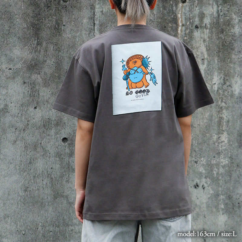 Gotch × SO GOOD × daisketch コラボTシャツ（背面イラスト ver）（ヘイジーブラック）