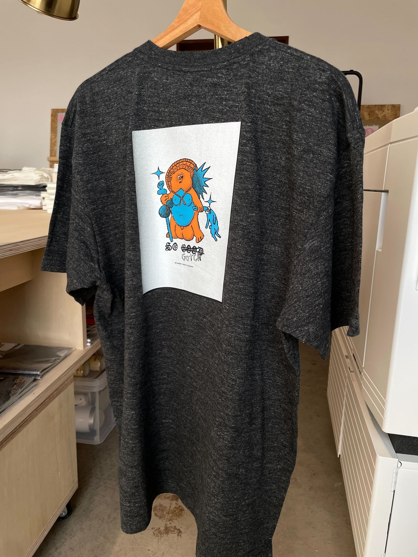 Gotch × SO GOOD × daisketch コラボTシャツ（背面イラスト ver）（ヘザーブラック）