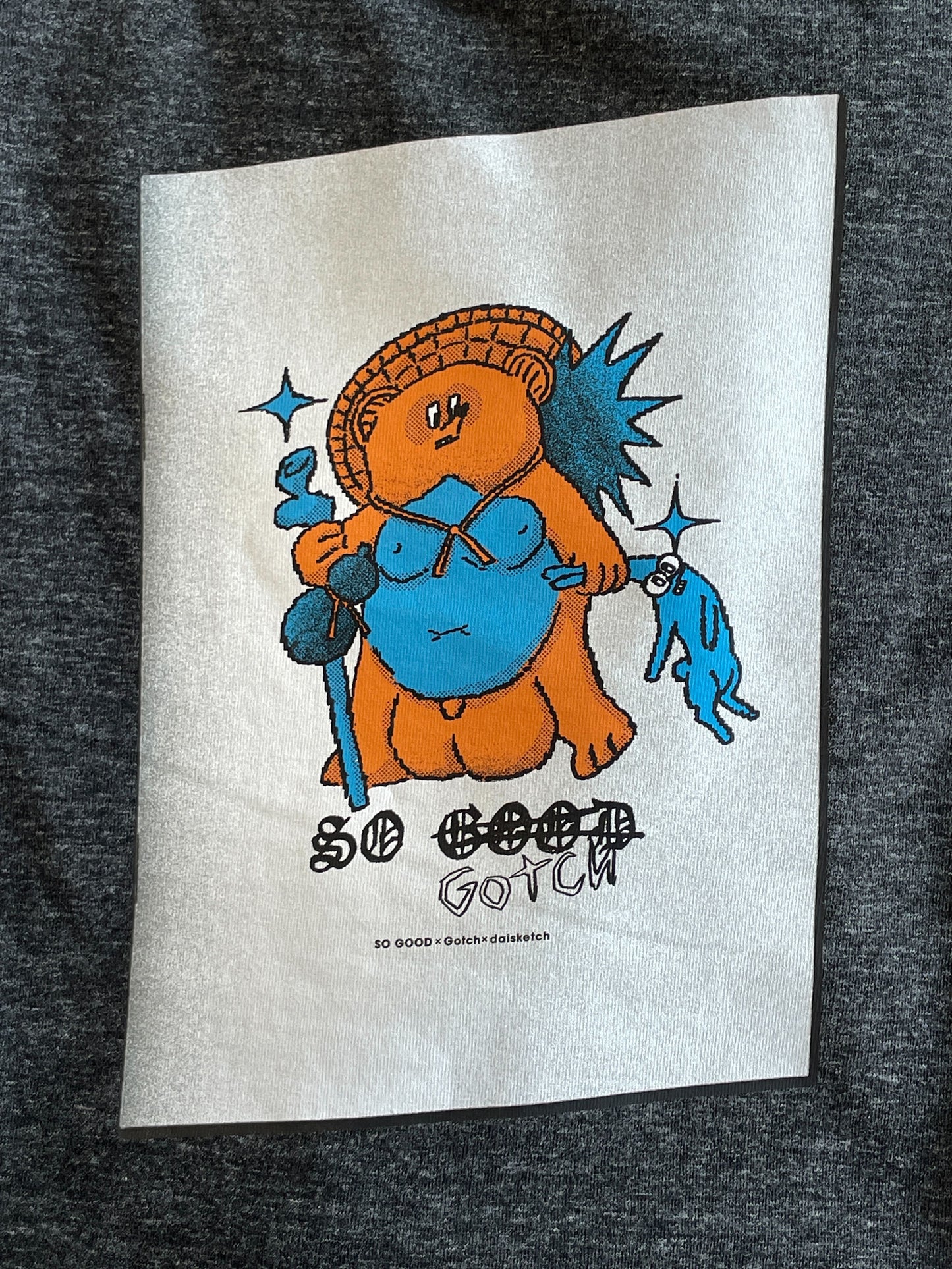 Gotch × SO GOOD × daisketch コラボTシャツ（背面イラスト ver）（ヘザーブラック）